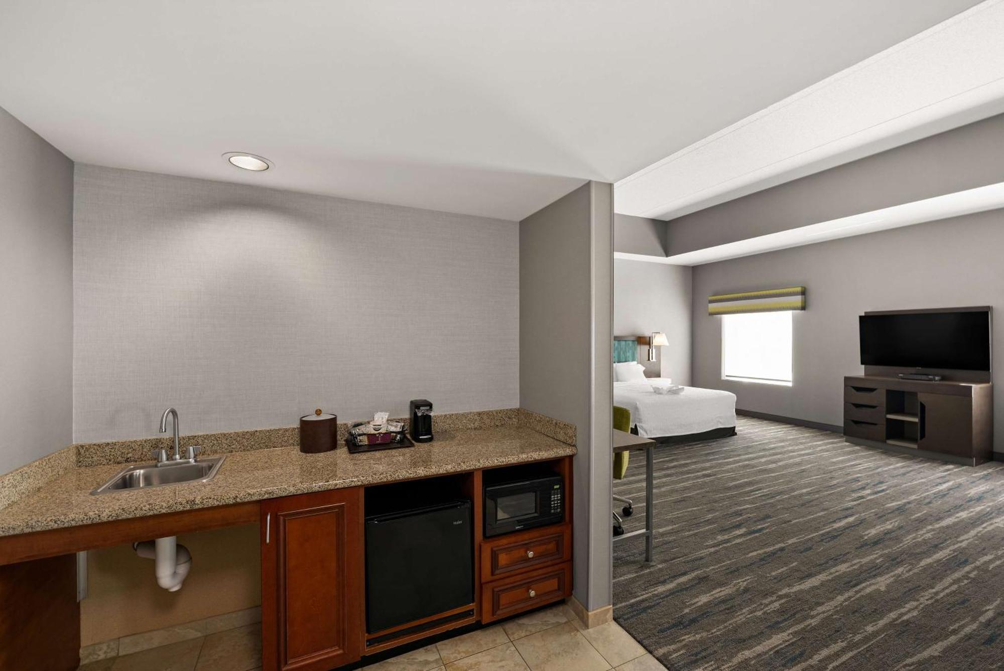 Hampton Inn & Suites Poughkeepsie Spackenkill Exterior foto
