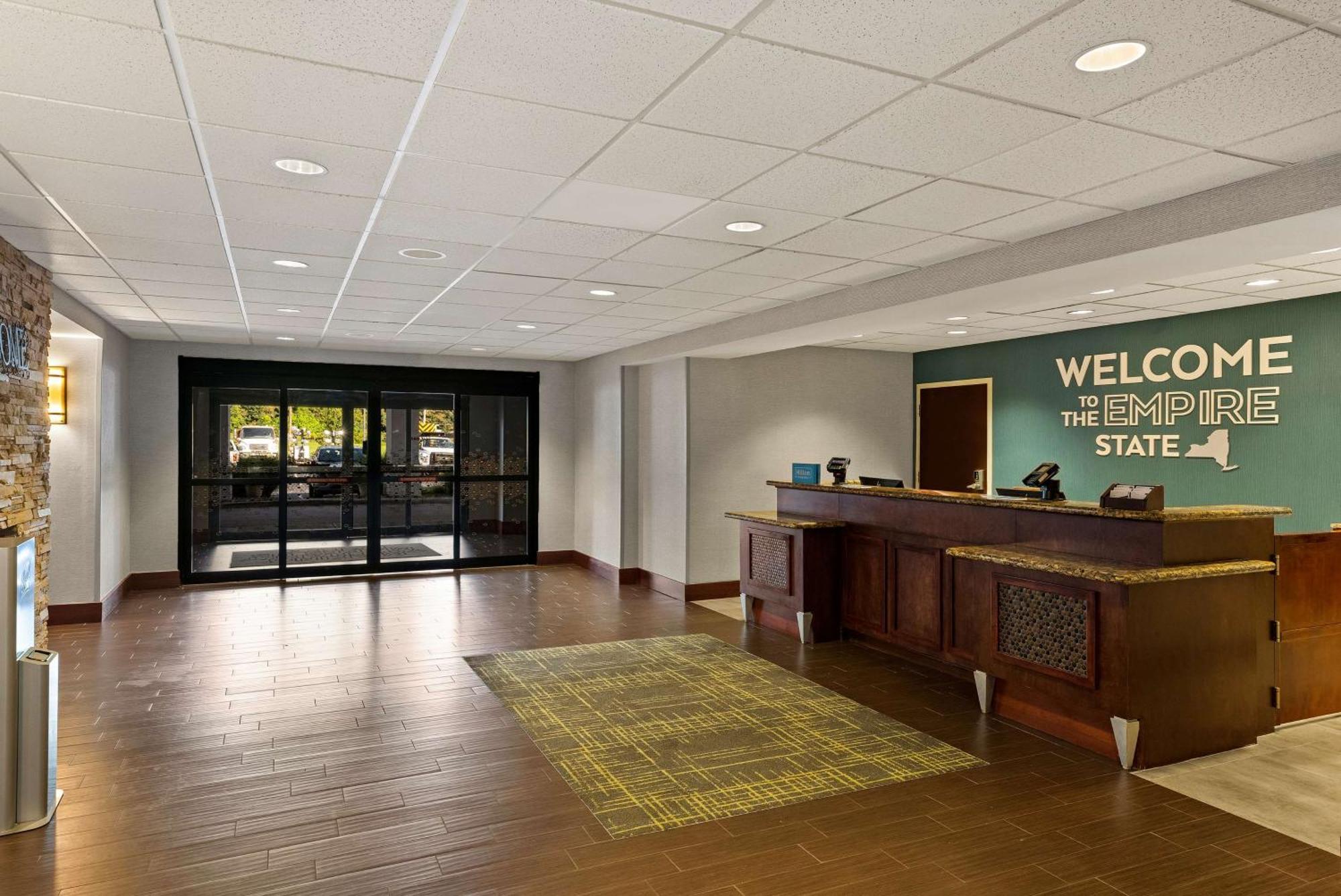 Hampton Inn & Suites Poughkeepsie Spackenkill Exterior foto
